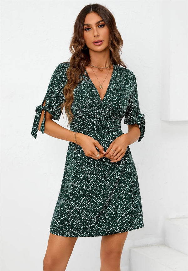 Mini-jurk met stippenprint en wikkeltop in groen