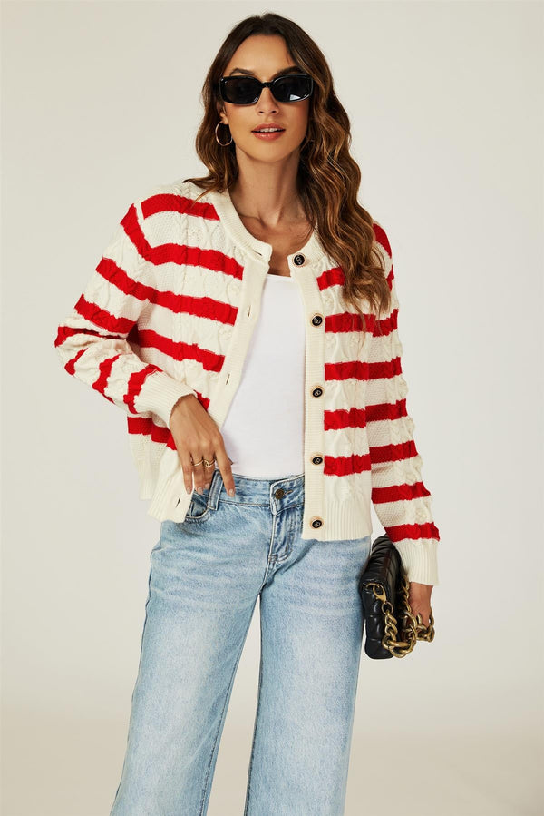 Rote Strickjacke mit Streifenmuster