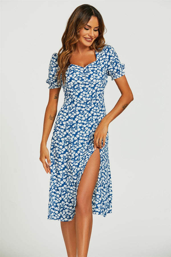 Midi-jurk met bloemenprint en hartvormige halslijn en split in blauw