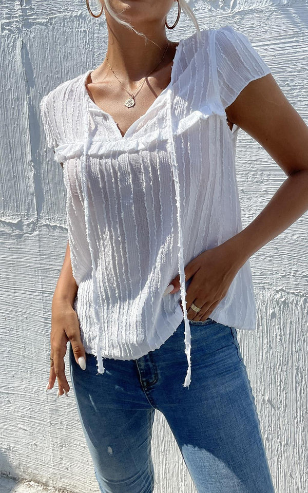 Doorschijnende top van gevlokte tule in het wit